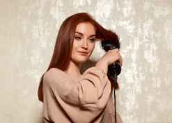 HOT TOOLS Volumiser Black Gold 6 HOT TOOLS Volumiser Black Gold -L'Oreal Verkoop htdr1090bg product in use 300dpi min