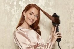 HOT TOOLS Volumiser Set Black Gold 7 HOT TOOLS Volumiser Set Black Gold -L'Oreal Verkoop htdr1100bg product in use 300dpi rbg min